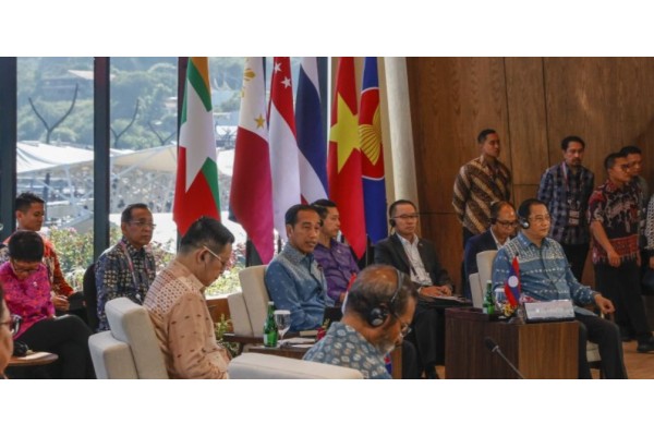 Indonesia’s President Joko Widodo (centre) speaks during a retreat session of the 42nd ASEAN Summit in Labuan Bajo on May 11 this year. (Photo: AFP)
