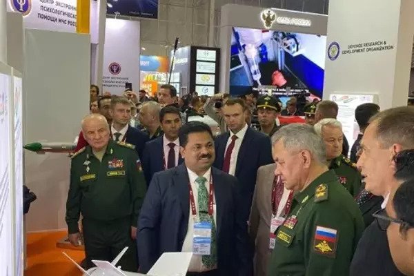 Russian Defence Minister Sergei Shoigu and Deputy Prime Minister Denis Manturov at the DRDO stall during Army 2023 International Military-Technical Forum in Moscow. (Photo: @DRDO_India)