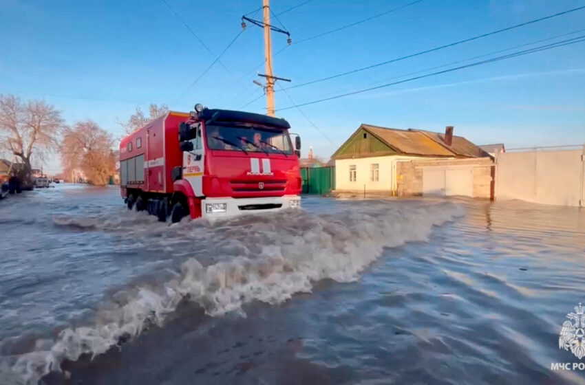  Record Flood Waters Rise In Russia’s Urals, Forcing Thousands To Evacuate