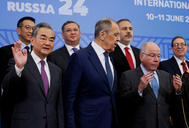 China pide mayor papel de los BRICS en el orden global