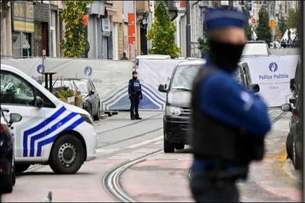 Belgian police raid houses in Brussels to nab ISIS activists.