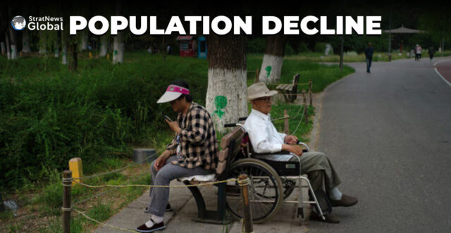 Elderly people rest at a park on a summer day in Beijing, China May 22, 2024. REUTERS/Tingshu Wang/File Photo