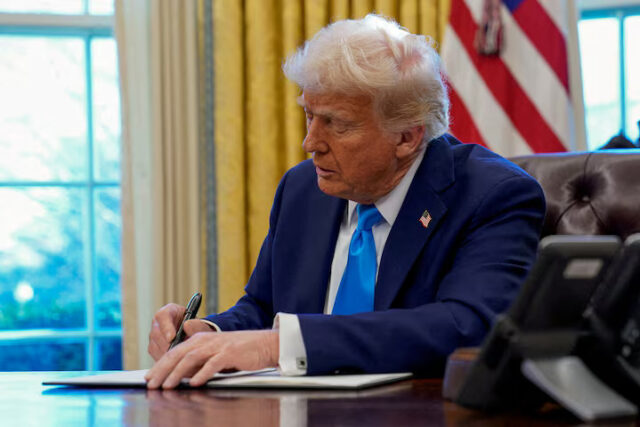 ZZDBB7LKOZPHJG7OK5GMH372XM U.S. President Donald Trump signs a document in the Oval Office at the White House in Washington, U.S. February 4, 2025. REUTERS/Elizabeth Frantz/File Photo
