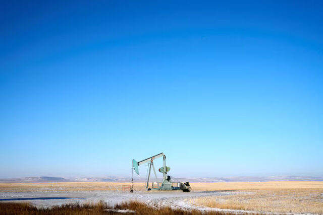 A6KA3HIWUFIOLBXGOCMGMNQKL4 A view of an oil pump jack on the prairies near Claresholm, Alberta, Canada January 18, 2025. REUTERS/Todd Korol/File Photo