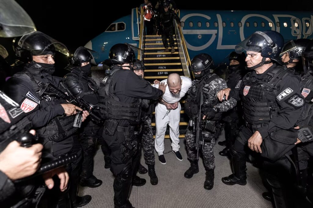 Salvadoran police escort alleged members of the Tren de Aragua, San Luis Talpa. Secretaria de Prensa de la Presidencia/Handout via REUTERS