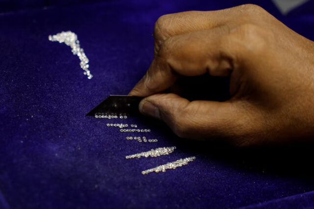 5FDD2EJZLBN2ZAGSC4RM3TQNVM A craftsman sifts diamonds inside a diamond processing unit in Surat, India April 3, 2025. REUTERS/Anushree Fadnavis/File Photo