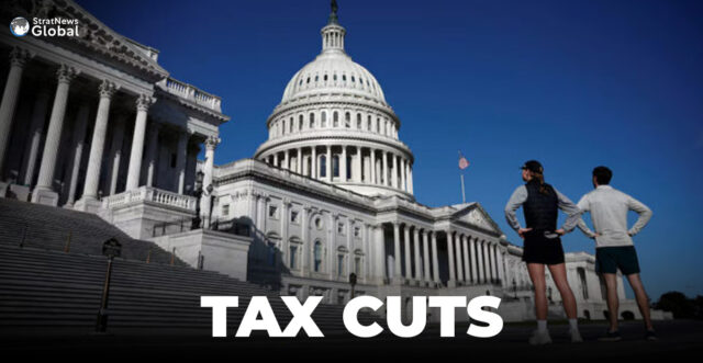 People look the U.S. Capitol on Capitol Hill in Washington, U.S., November 23, 2024. REUTERS/Benoit Tessier/File Photo