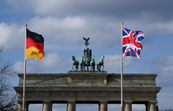 A German and a Union Jack flag fly at Brandenburg Gate, in Berlin, Germany, March 29, 2023. REUTERS/Annegret Hilse/File Photo