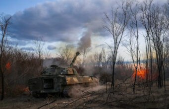 Servicemen of 39th Separate Coastal Defence Brigade of the Ukrainian Armed Forces fires a 2S1 Gvozdika self-propelled howitzer towards Russian troops in a front line, amid Russia's attack on Ukraine, in Kherson region, Ukraine March 23, 2025. REUTERS/Ivan Antypenko/File Photo