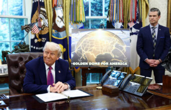 U.S. President Donald Trump makes an announcement regarding the Golden Dome missile defense shield next to U.S. Defense Secretary Pete Hegseth in the Oval Office of the White House in Washington, D.C., U.S., May 20, 2025. REUTERS/Kevin Lamarque