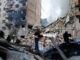 Residents react at the site of an apartment building damaged during a Russian strike, amid Russia's attack on Ukraine, in Kyiv, Ukraine June 17, 2025. REUTERS/Thomas Peter