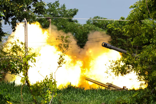 2TF37MBZX5N5XIVOAAA4AOX4KQ A Thailand's mobile artillery unit fires towards Cambodia's side after Thailand and Cambodia exchanged heavy artillery on Friday as their worst fighting in more than a decade stretched for a second day, in Surin, Thailand, July 25, 2025. REUTERS/Athit Perawongmetha