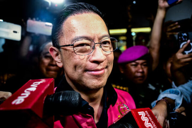 IJ32ZGMLKVLDPCCECKTD5GN5AA Thomas Trikasih Lembong, former Indonesian Trade Minister, leaves after being named a suspect and arrested late on Tuesday by prosecutors from the attorney general's office, according to the office he is accused of granting a permit to a private company at a time when Indonesia had a surplus of sugar, in Jakarta, Indonesia October 29, 2024, in this photo taken by Antara Foto. Antara Foto/Rivan Awal Lingga/ via REUTERS/File Photo