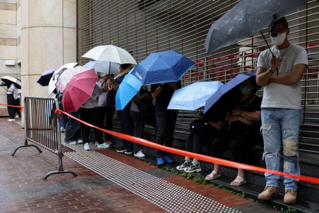 CBFLKFPF35NDVLSIPQCYA7GCIM People queue to enter the West Kowloon Magistrates’ Courts building for the closing submissions in the national security collusion trial of Jimmy Lai, founder of the now-defunct pro-democracy newspaper Apple Daily, in Hong Kong, China, August 18, 2025. REUTERS/Tyrone Siu