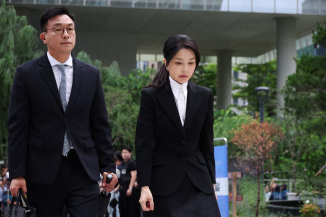DVAAJX33ZBKNBFCUXKH5XOVKYA South Korea's former first lady Kim Keon Hee arrives at the special prosecutor's office in Seoul, South Korea, August 6, 2025. REUTERS/Kim Hong-Ji