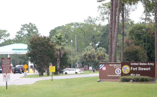 FTXE6BWPCNMBPLADHFUKMZE3C4 Traffic enters Fort Stewart at the main entrance gate following an active shooter incident on the U.S. Army base located in Hinesville, Georgia, U.S. August 6, 2025. Richard Burkhart/USA Today Network via REUTERS