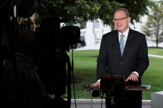JUL4IVUOZFP5RMQJOBZBJB7OEI White House National Economic Adviser Kevin Hassett gives a live television interview at the White House in Washington, D.C., U.S., August 6, 2025. REUTERS/Jonathan Ernst