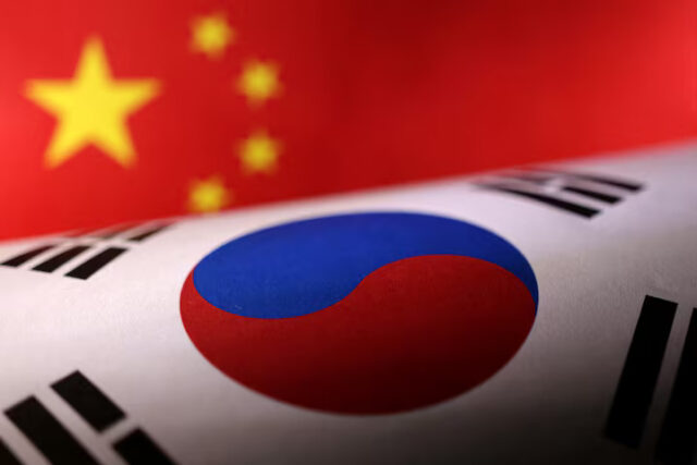 M6YEY4IUANI4DKQSZNZRU4T55M Printed Chinese and South Korean flags are seen in this illustration, July 21, 2022. REUTERS/Dado Ruvic/Illustration/File Photo