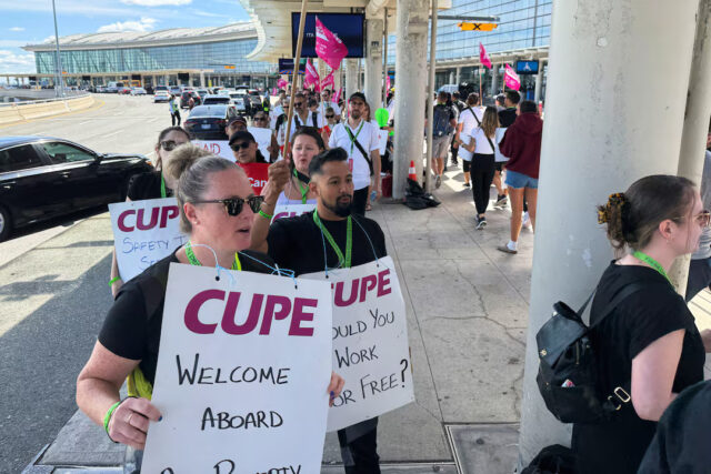 NNV2XO2RB5MFHMGGSMFBBMJ34U Striking Air Canada flight attendants walk a picket line amid a standoff with a government board that said the stoppage was unlawful, at Toronto Pearson International Airport in Mississauga, Ontario, Canada, August 18, 2025. REUTERS/Kyaw Soe Oo