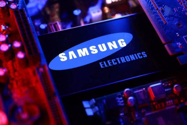 OXR6VNBQ5BJ2NJNBWZE54YV4SA A Samsung Electronics logo and a computer motherboard appear in this illustration taken August 25, 2025. REUTERS/Dado Ruvic/Illustration