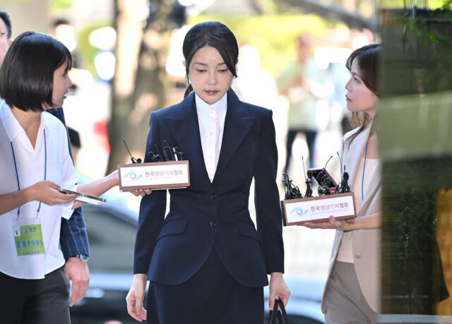 SP4EXXE22NMGPO5DKGXTRLY6ZE South Korea's former first lady Kim Keon Hee, wife of impeached former president Yoon Suk Yeol, arrives at a court to attend a hearing to review her arrest warrant requested by special prosecutors at the Seoul Central District Court, in Seoul, South Korea August 12, 2025. JUNG YEON-JE/Pool via REUTERS