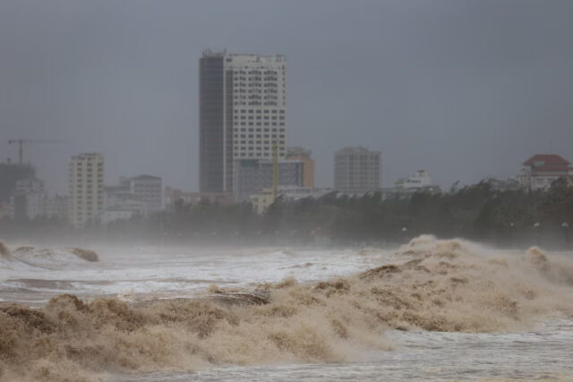UZACE7LROVMIPBCOWZJQZNB7BY Waves approach Cua Lo beach, while Typhoon Kajiki approaches Nghe An province, Vietnam