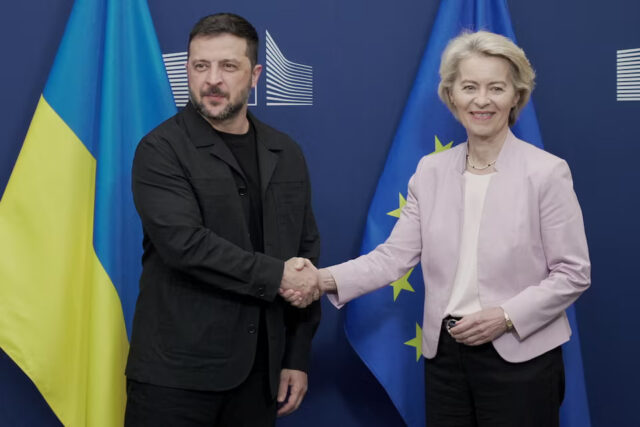 WPSIXH6E3RNZFEI53QDAWI4H4Y European Commission President Ursula von der Leyen shakes hands with Ukrainian President Volodymyr ZelenskYy in Brussels, Belgium, where he will participate in a meeting of European leaders, August 17, 2025. REUTERS/Bart Biesemans