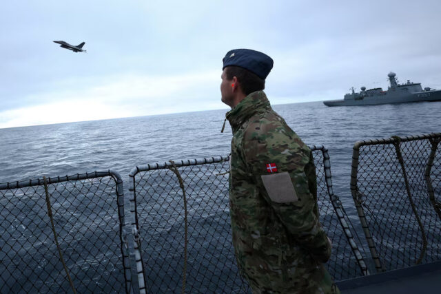 47A6ZBHUSNIV7K33VKVXROT6WU A Danish F-16 fighter jet flies over the frigate Niels Juel as Danish and French armed forces perform military drills off the coast of Nuuk, Greenland, September 15, 2025. REUTERS/Guglielmo Mangiapane