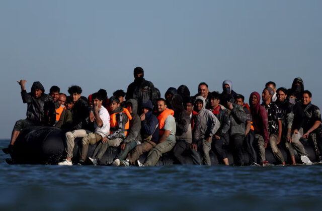 6NNSHQYIRVKHLFATN6TI5QFQCQ A group of migrants on an inflatable dinghy leave the coast of northern France in an attempt to cross the English Channel to reach Britain, from the beach of Petit-Fort-Philippe in Gravelines, near Calais, France, August 25, 2025. REUTERS/Hannah McKay/File Photo