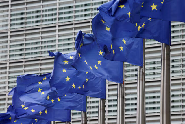 LI5MN2XXBRKUNF6SUTUBGQMTNY European Union flags flutter outside the EU Commission headquarters in Brussels, Belgium July 16, 2025. REUTERS/Yves Herman/File Photo