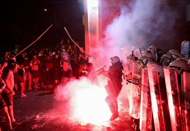 N2KDCHCSVJLZTLR7HUIG3WIX5M Anti-government protestors clash with riot police, during a protest against what the demonstrators say is an increase in police brutality, at the university campus, in Novi Sad, Serbia, September 5, 2025. REUTERS/Zorana Jevtic