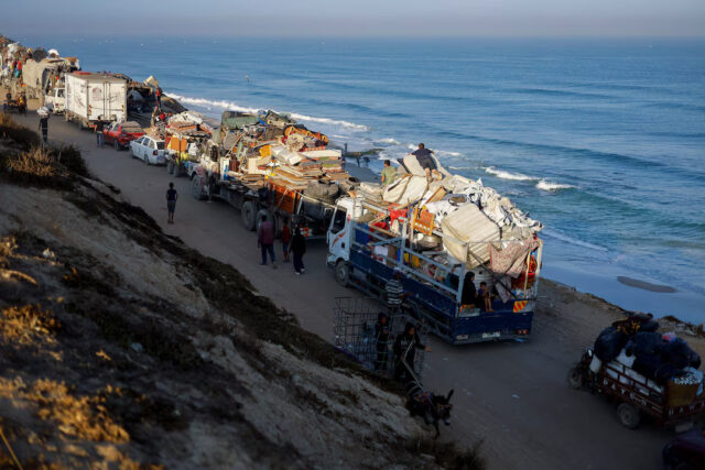 Displaced Palestinians, fleeing northern Gaza due to an Israeli military operation, move with their belongings to the south after Israeli forces ordered residents of Gaza City to evacuate, in the central Gaza Strip September 18, 2025. REUTERS/Mahmoud Issa/File Photo