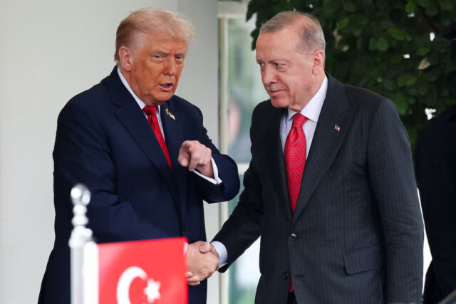 US President Donald Trump welcomes Turkiye's President Recep Tayyip Erdogan at the White House in Washington, DC, US, September 25, 2025. REUTERS/Jonathan Ernst