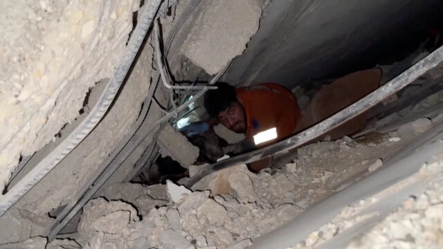7G6RKTM6DFMIJIINNCYUUTWD24 A rescuer works to free people trapped in rubble after an Israeli strike in Gaza City, October 28, 2025, in this still image taken from video. Obtained by Reuters/Handout via REUTERS