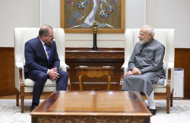 G25dmvnbAAEunDt Qualcomm Modi