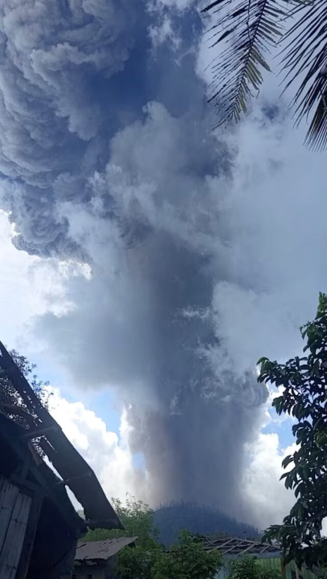 IQSULFPWNFLWFHMDJSLWFWFIS4 Mount Lewotobi Laki-laki spews smoke and volcanic ash in Flores, East Nusa Tenggara province, Indonesia, October 15, 2025 in this screengrab obtained from a social media video. Bockheanno Tolok/via REUTERS