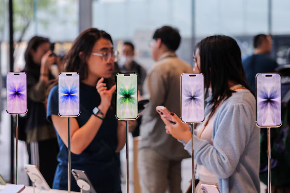 New iPhones 17 smartphones are displayed at the Apple store in Beijing's Sanlitun area as they go on sale in Beijing, China September 19, 2025. REUTERS/Maxim Shemetov