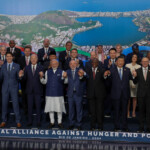Turkish President Recep Tayyip Erdogan, Italy's Prime Minister Giorgia Meloni, Canada's Prime Minister Justin Trudeau, U.S. President Joe Biden, Prime Minister Narendra Modi, Brazil's President Luiz Inacio Lula da Silva, South Africa's President Cyril Ramaphosa, China's President Xi Jinping, Australia's Prime Minister Anthony Albanese and Colombia's President Gustavo Petro hold hands as they pose with other leaders for a group photo during the G20 summit at the Museum of Modern Art in Rio de Janeiro, Brazil, November 19, 2024. REUTERS/Ricardo Moraes