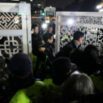 Police officers close the gate of the National Assembly, after South Korean President Yoon Suk Yeol declared martial law, in Seoul, South Korea, December 4, 2024. REUTERS/Kim Hong-Ji