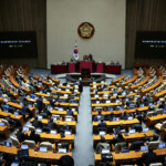 Lawmakers sit inside the hall at the National Assembly, after South Korean President Yoon Suk Yeol declared martial law, in Seoul, South Korea, December 4, 2024. REUTERS/Kim Hong-Ji