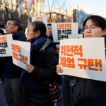 People take part in a rally to demand South Korean President Yoon Suk Yeol's removal from power, in Seoul, South Korea, December 4, 2024. REUTERS/Kim Soo-hyeon