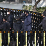 Police officers and investigators leave impeached South Korean President Yoon Suk Yeol's official residence, as investigators were unable to execute an arrest warrant on Friday for Yoon according to the Corruption Investigation Office for High-ranking Officials, in Seoul, South Korea, January 3, 2025. REUTERS/Kim Hong-Ji