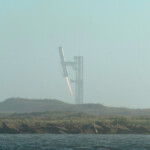 The SpaceX Starship rocket's Super Heavy booster lands as seen from South Padre Island near Brownsville, Texas, U.S. January 16, 2025. REUTERS/Gabriel V. Cardenas.