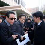 Seok Dong-hyeon, a lawyer for South Korea's impeached President Yoon Suk Yeol, is surrounded by media upon his arrival at a court as Yoon plans to attend a court hearing to fight a request by investigators to extend his detention on accusations of insurrection, in Seoul, South Korea, January 18, 2025. REUTERS/Kim Hong-Ji/Pool
