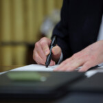 U.S. President Donald Trump signs documents as he issues executive orders and pardons for January 6 defendants in the Oval Office at the White House on Inauguration Day in Washington, U.S., January 20, 2025. REUTERS/Carlos Barria