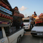 Palestinians wait to be allowed to return to their homes in northern Gaza with vehicles through Salahudeen road after they were displaced to the south at Israel's order during the war, amid a ceasefire between Israel and Hamas, in the central Gaza Strip, January 27, 2025. REUTERS/Hatem Khaled