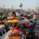 Palestinians wait to be allowed to return to their homes in northern Gaza with vehicles through Salahudeen road after they were displaced to the south at Israel's order during the war, amid a ceasefire between Israel and Hamas, in the central Gaza Strip, January 27, 2025. REUTERS/Hatem Khaled