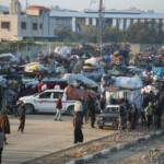 Palestinians gather as they wait to be allowed to return to their homes in northern Gaza by vehicle through Salahudeen road after they were displaced to the south at Israel's order during the war, amid a ceasefire between Israel and Hamas, in the central Gaza Strip, January 27, 2025. REUTERS/Hatem Khaled