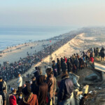 Palestinians, who were displaced to the south at Israel's order during the war, make their way back to their homes in northern Gaza, amid a ceasefire between Israel and Hamas, in the central Gaza Strip, January 27, 2025. REUTERS/Ramadan Abed