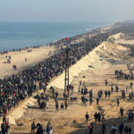 Palestinians, who were displaced to the south at Israel's order during the war, make their way back to their homes in northern Gaza, amid a ceasefire between Israel and Hamas, in the central Gaza Strip, January 27, 2025. REUTERS/Ramadan Abed